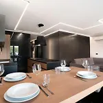 Premium Two Bedroom Burin 100 By Locap Group Apartmán